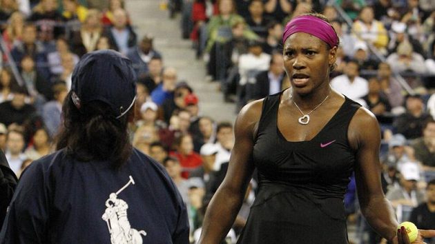 Americká tenistka Serena Williamsová (vpravo) hovoří s čárovou rozhodčí, která podle Williamsové chybovala. Americká tenistka Serena Williamsová (vpravo) hovoří s čárovou rozhodčí, která podle Williamsové chybovala.