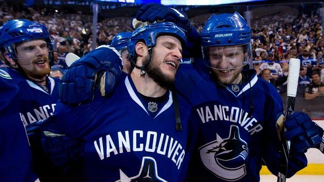 Zleva Daniel Sedin, Kevin Bieksa a Alexander Edler z Vancouveru se radují po vítězství nad Žraloky. Zleva Daniel Sedin, Kevin Bieksa a Alexander Edler z Vancouveru se radují po vítězství nad Žraloky.