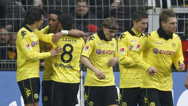 Fotbalisté Dortmundu se radují z branky. Fotbalisté Dortmundu se radují z branky.