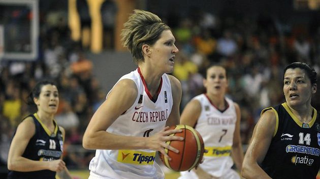 Česká basketbalistka Jana Veselá v utkání MS v Brně proti Argentině. Česká basketbalistka Jana Veselá v utkání MS v Brně proti Argentině.