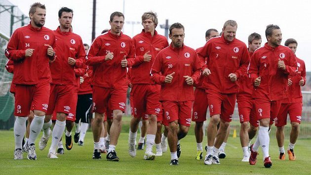 Fotbalisté Slavie během tréninku v Edenu Fotbalisté Slavie během tréninku v Edenu