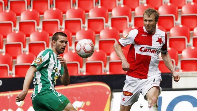Stanislav Vlček ze Slavie (vpravo) bojuje o míč s Martinem Csechem z Bohemians 1905. Stanislav Vlček ze Slavie (vpravo) bojuje o míč s Martinem Csechem z Bohemians 1905.