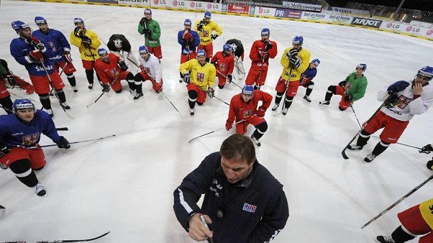 Alois Hadamczik s hráči na tréninku české hokejové reprezentace Alois Hadamczik s hráči na tréninku české hokejové reprezentace