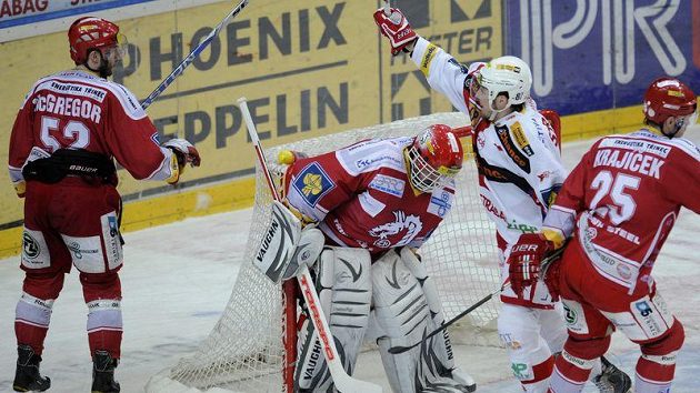 Slávista Miroslav Třetina se raduje z gólu, který jeho spoluhráč Michal Poletín vstřelil třineckému brankáři Martinu Vojtkovi. Akci sledují zleva Bryan McGregor a Lukáš Krajíček z Třince. Slávista Miroslav Třetina se raduje z gólu, který jeho spoluhráč Michal Poletín vstřelil třineckému brankáři Martinu Vojtkovi. Akci sledují zleva Bryan McGregor a Lukáš Krajíček z Třince.