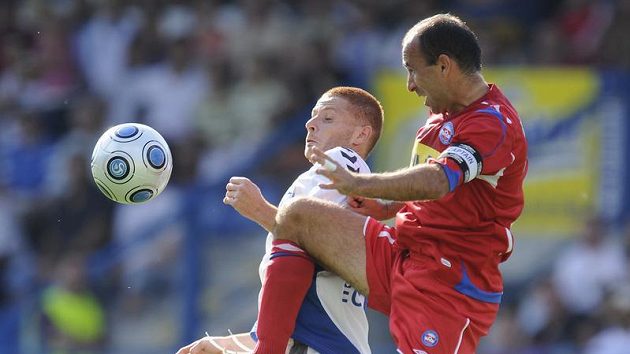 Kapitán Brna Tomáš Polách si vyskočil na libereckého Marcela Gecova. Kapitán Brna Tomáš Polách si vyskočil na libereckého Marcela Gecova.