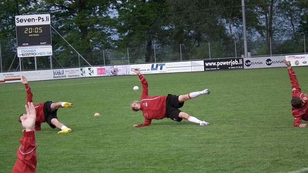 Tomáš Kalas během tréninku fotbalové sedmnáctky. Tomáš Kalas během tréninku fotbalové sedmnáctky.