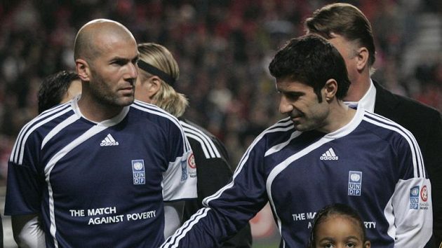 Fotbalista Zinedine Zidane (vlevo) a Luis Figo při exibičním utkání na pomoc zemětřesením postiženém Haiti Fotbalista Zinedine Zidane (vlevo) a Luis Figo při exibičním utkání na pomoc zemětřesením postiženém Haiti