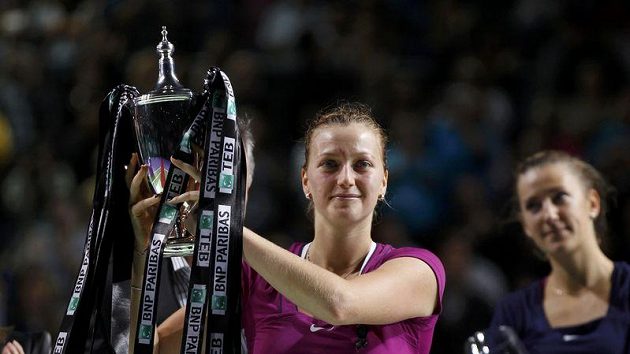 Tenistka Petra Kvitová s trofejí pro vítězku Turnaje mistryň. V pozadí poražená finalistka Viktoria Azarenková z Běloruska. Tenistka Petra Kvitová s trofejí pro vítězku Turnaje mistryň. V pozadí poražená finalistka Viktoria Azarenková z Běloruska.