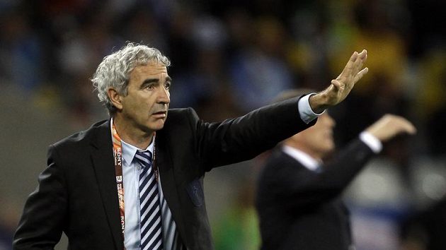 Trenér Francouzů Raymond Domenech je opět pod palbou kritiky. Trenér Francouzů Raymond Domenech je opět pod palbou kritiky.