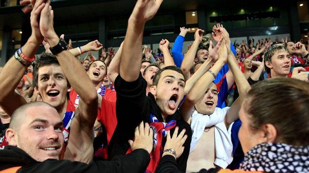 Skvělí plzeňští fanoušci v ochozech stadiónu v Kodani vyvolávali i jméno kouče Pavla Vrby. Skvělí plzeňští fanoušci v ochozech stadiónu v Kodani vyvolávali i jméno kouče Pavla Vrby.