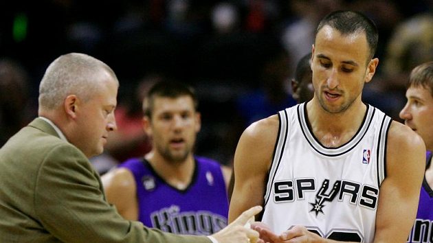 Basketbalista San Antonia Ginobili si čistí ruce po chycení netopýra. Basketbalista San Antonia Ginobili si čistí ruce po chycení netopýra.