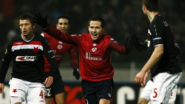 Yohan Cabaye z Lille (uprostřed) se raduje z branky do sítě Slavie. (ilustrační foto) Yohan Cabaye z Lille (uprostřed) se raduje z branky do sítě Slavie. (ilustrační foto)