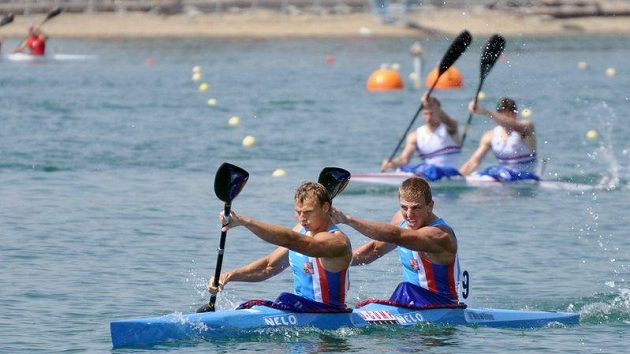 Deblkajakáři Pavel Davídek a Lukáš Trefil (vpravo) postoupili přímo z rozjížďky do finále závodu na 1000 metrů Deblkajakáři Pavel Davídek a Lukáš Trefil (vpravo) postoupili přímo z rozjížďky do finále závodu na 1000 metrů