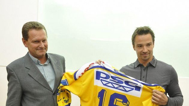 Petr Čajánek se stal novou posilou extraligového Zlína. Vlevo prezident klubu Miroslav Adámek. Petr Čajánek se stal novou posilou extraligového Zlína. Vlevo prezident klubu Miroslav Adámek.