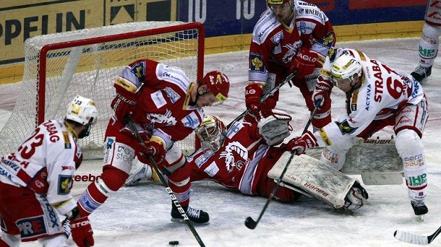 Brankář Třince Peter Hamerlík se v leže snaží zastavit kotouč. Tomáš Svoboda ze Slavie (vlevo) jej však do sítě dostal. Brankář Třince Peter Hamerlík se v leže snaží zastavit kotouč. Tomáš Svoboda ze Slavie (vlevo) jej však do sítě dostal.