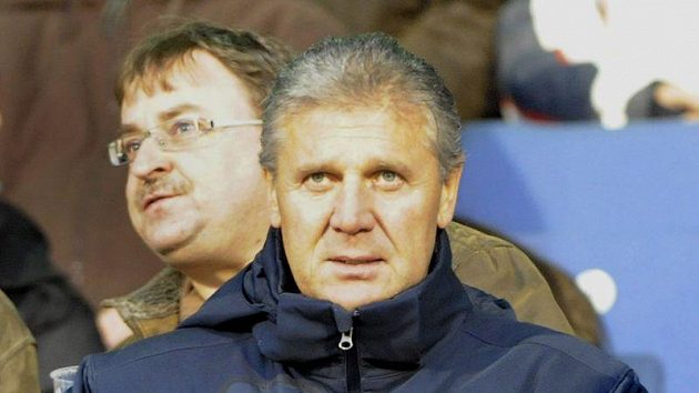 Letenský kouč Jozef Chovanec strávil první část svého disciplinárního trestu na hlavní tribuně ostravských Bazalů. Teď už je zase s podmínkou "volný"... Letenský kouč Jozef Chovanec strávil první část svého disciplinárního trestu na hlavní tribuně ostravských Bazalů. Teď už je zase s podmínkou "volný"...