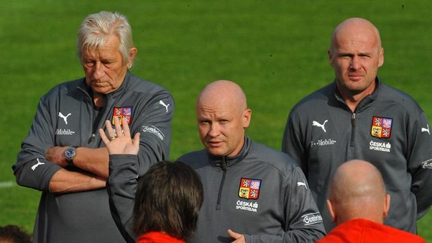 Zleva poradce Karel Brückner, trenér Ivan Hašek a asistent Michal Bílek při tréninku fotbalové reprezentace. Zleva poradce Karel Brückner, trenér Ivan Hašek a asistent Michal Bílek při tréninku fotbalové reprezentace.
