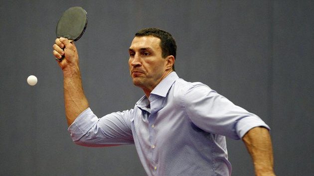 Vladimir Kličko vyměnil na chvíli boxerské rukavice za ping pong. Vladimir Kličko vyměnil na chvíli boxerské rukavice za ping pong.