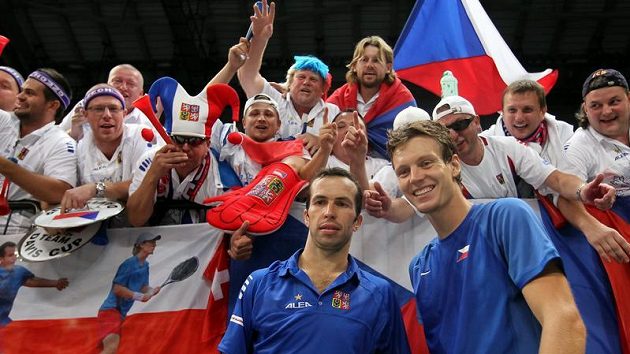 Radek Štěpánek (vlevo) a Tomáš Berdych se radují s fanoušky z výhry ve čtyřhře Radek Štěpánek (vlevo) a Tomáš Berdych se radují s fanoušky z výhry ve čtyřhře