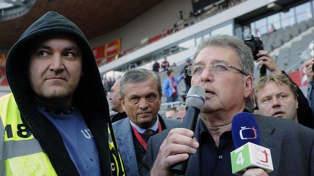 Ředitel Slavie Miroslav Platil (vpravo) vystoupil mezi fanoušky, ti se ho pokusili napadnout Ředitel Slavie Miroslav Platil (vpravo) vystoupil mezi fanoušky, ti se ho pokusili napadnout