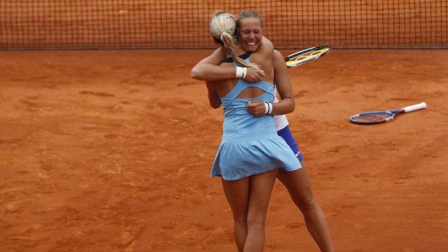 Lucie Hradecká (vpravo) a Andrea Hlaváčková vypadly v Indian Wells. Lucie Hradecká (vpravo) a Andrea Hlaváčková vypadly v Indian Wells.