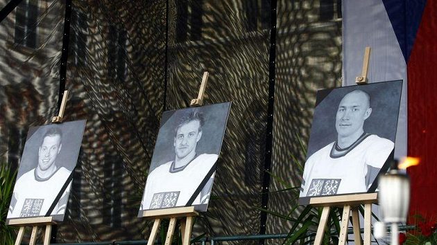 Fanoušci vzpomínají na české hokejisty, kteří zahynuli při letecké katastrofě v Rusku. Fanoušci vzpomínají na české hokejisty, kteří zahynuli při letecké katastrofě v Rusku.