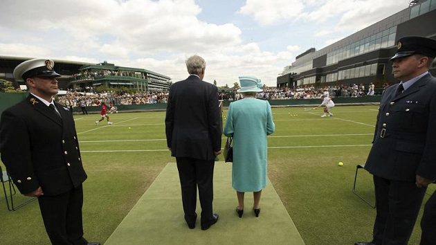 Britská královna Alžběta na trávníku slavného Wimbledonu Britská královna Alžběta na trávníku slavného Wimbledonu