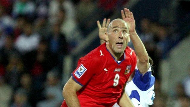 Jan Koller během kvalifikačního zápasu na Slovensku Jan Koller během kvalifikačního zápasu na Slovensku