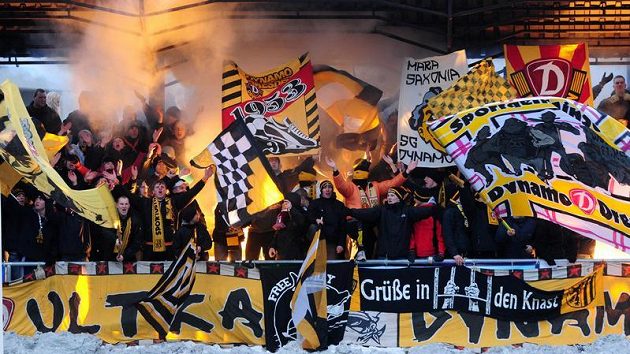 Fanoušci Dynama Drážďany během utkání s Teplicemi v Děčíně. Fanoušci Dynama Drážďany během utkání s Teplicemi v Děčíně.
