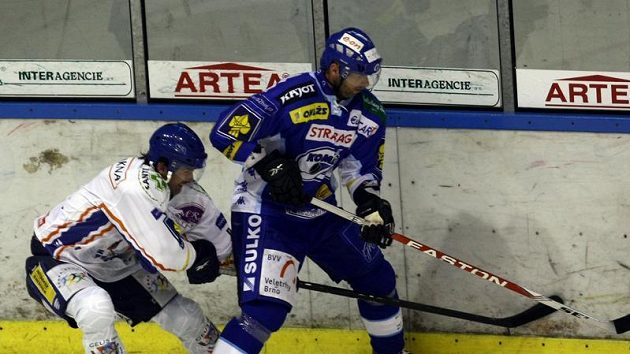 Kladenský Pavel Patera (vlevo) brání Jiřího Dopitu z Komety Brno. Kladenský Pavel Patera (vlevo) brání Jiřího Dopitu z Komety Brno.