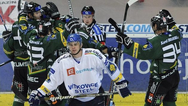 Radost hokejistů Karlových Varů po výhře ve Vítkovicích Radost hokejistů Karlových Varů po výhře ve Vítkovicích