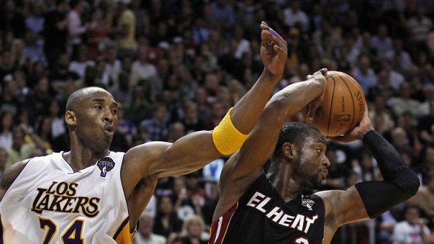 Rozhodující chvíle zápasu: Dwyane Wade (vpravo) sebral těsně před závěrečnou sirénou míč Kobe Bryantovi, přihrál LeBronu Jamesovi a ten se nemýlil. Rozhodující chvíle zápasu: Dwyane Wade (vpravo) sebral těsně před závěrečnou sirénou míč Kobe Bryantovi, přihrál LeBronu Jamesovi a ten se nemýlil.
