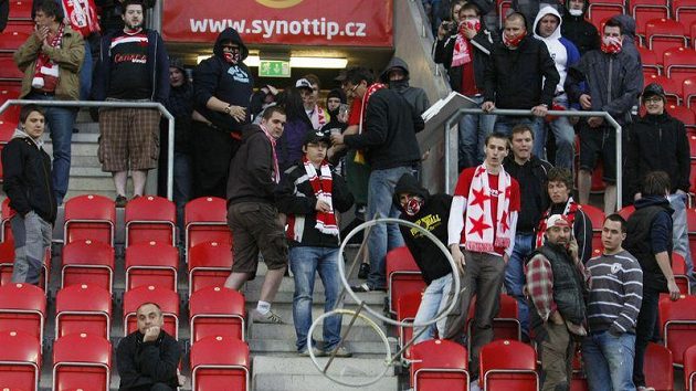 Fanoušci fotbalistů Slavie při protestu v Edenu. Fanoušci fotbalistů Slavie při protestu v Edenu.