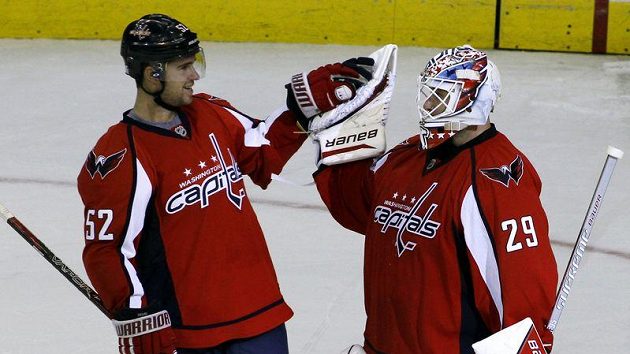 Washingtonský Mike Green gratuluje brankáři Tomáši Vokounovi. Washingtonský Mike Green gratuluje brankáři Tomáši Vokounovi.