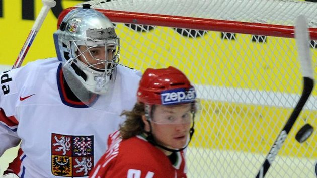 Bělorus Michail Grabovskij před českým gólmanem Jakubem Štěpánkem Bělorus Michail Grabovskij před českým gólmanem Jakubem Štěpánkem