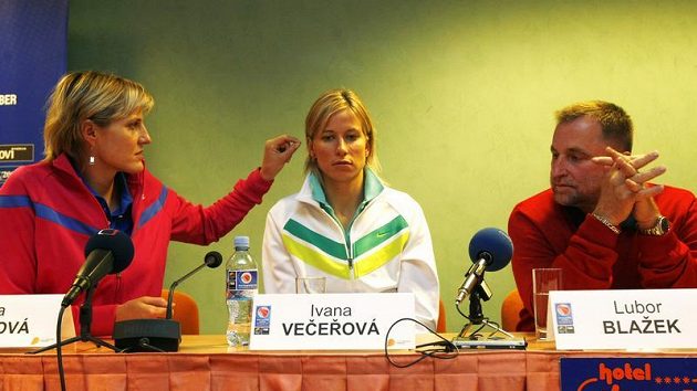 České basketbalistky Hana Horáková (vlevo) a Ivana Večeřová s trenérem Luborem Blažkem České basketbalistky Hana Horáková (vlevo) a Ivana Večeřová s trenérem Luborem Blažkem