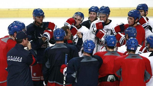Hokejisté New York Rangers na tréninku. Po něm následovalo poznávání Prahy. Hokejisté New York Rangers na tréninku. Po něm následovalo poznávání Prahy.