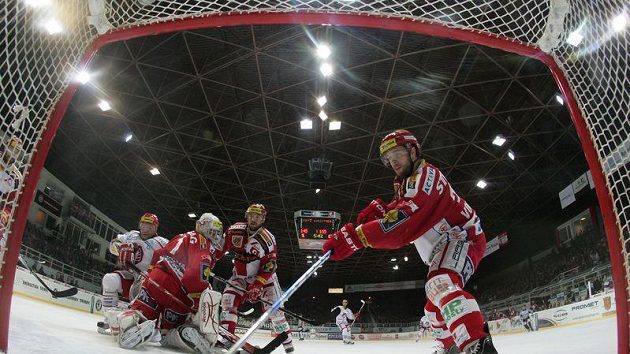 Útočník Slavie Michal Vondrka odvrací na brankové čáře téměř jistý gól Třince. Útočník Slavie Michal Vondrka odvrací na brankové čáře téměř jistý gól Třince.
