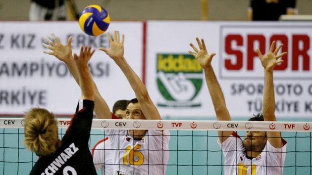 Španělé García Torres (uprostřed) a Miguel Falasca (vpravo) se snaží blokovat Němce Sebastiana Schwarze. Španělé García Torres (uprostřed) a Miguel Falasca (vpravo) se snaží blokovat Němce Sebastiana Schwarze.