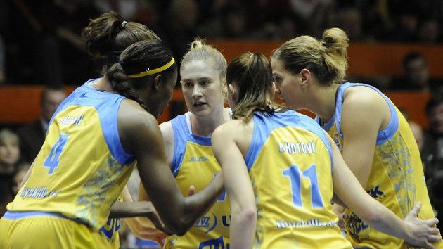 Lindsay Whalenová (uprostřed) při taktické poradě se spoluhráčkami z USK. Lindsay Whalenová (uprostřed) při taktické poradě se spoluhráčkami z USK.