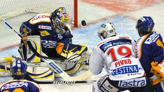 Pardubický Libor Pivko (druhý zprava) se snaží překonat zlínského brankáře Jakuba Sedláčka. Pardubický Libor Pivko (druhý zprava) se snaží překonat zlínského brankáře Jakuba Sedláčka.