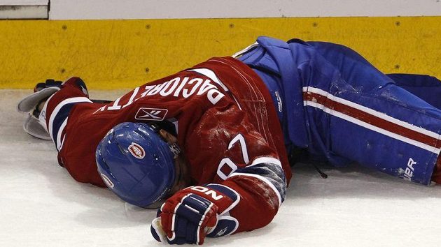 Max Pacioretty leží v bezvědomí na ledě po tvrdém zákroku Zdena Cháry. Max Pacioretty leží v bezvědomí na ledě po tvrdém zákroku Zdena Cháry.
