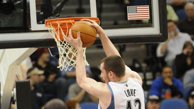 Kevin Love z Minnesoty překonal letitý rekord Mosese Maloneho. Proti Indianě zaznamenal v 52. utkání v řadě double-double. Kevin Love z Minnesoty překonal letitý rekord Mosese Maloneho. Proti Indianě zaznamenal v 52. utkání v řadě double-double.