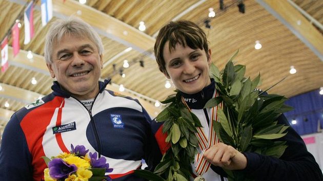 Rychlobruslařka Martina Sáblíková s trenérem Petrem Novákem a zlatou medailí z mistrovství světa v závodě na 5 km Rychlobruslařka Martina Sáblíková s trenérem Petrem Novákem a zlatou medailí z mistrovství světa v závodě na 5 km