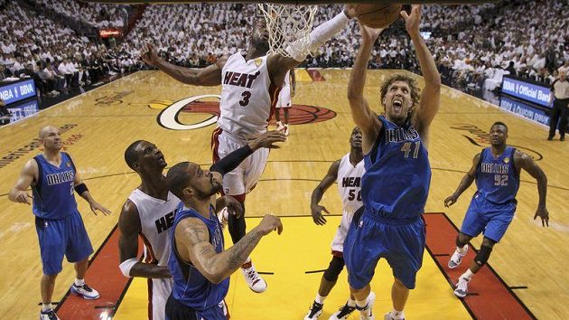 Dirk Nowitzki (vpravo) z Dallasu Mavericks bojuje o míč ve finále NBA proti Miami Heat s Dwyanem Wadem. Dirk Nowitzki (vpravo) z Dallasu Mavericks bojuje o míč ve finále NBA proti Miami Heat s Dwyanem Wadem.