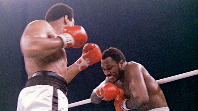 Momentka z jednoho ze tří legendárních duelů Muhammada Aliho (vlevo) a Joea Fraziera ve filipínské Manile v roce 1975. Momentka z jednoho ze tří legendárních duelů Muhammada Aliho (vlevo) a Joea Fraziera ve filipínské Manile v roce 1975.