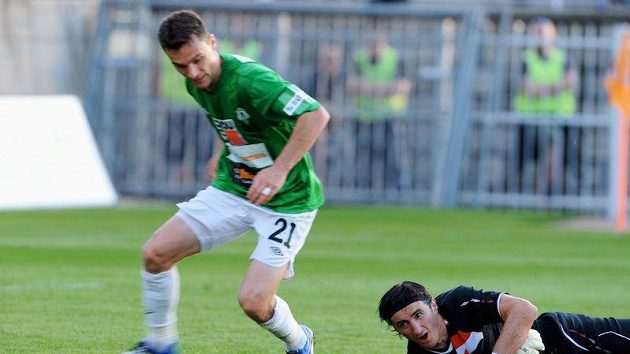 David Lafata z Jablonce obchází slávistického brankáře Kamila Čontofalského a dává svou druhou branku v utkání. David Lafata z Jablonce obchází slávistického brankáře Kamila Čontofalského a dává svou druhou branku v utkání.