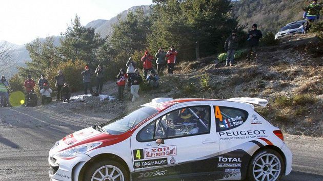 Francouz Bryan Bouffier s peugeotem během Rallye Monte Carlo. Francouz Bryan Bouffier s peugeotem během Rallye Monte Carlo.