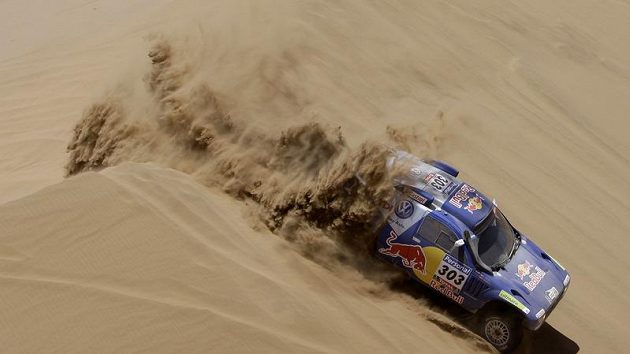Carlos Sainz překonává jednu z dun na trati osmé etapy Rallye Dakar. Carlos Sainz překonává jednu z dun na trati osmé etapy Rallye Dakar.