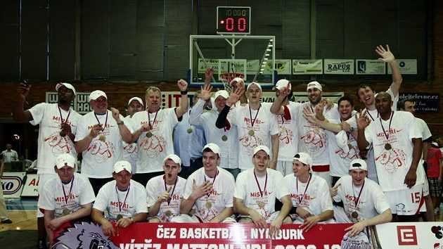 Basketbalisté Nymburka oslavují zisk sedmého mistrovského titulu v řadě. Basketbalisté Nymburka oslavují zisk sedmého mistrovského titulu v řadě.